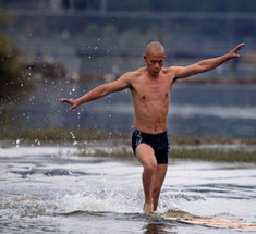 Монах Ши Лилианг из храма Южный Шаолинь пробежал 125 метров по воде!