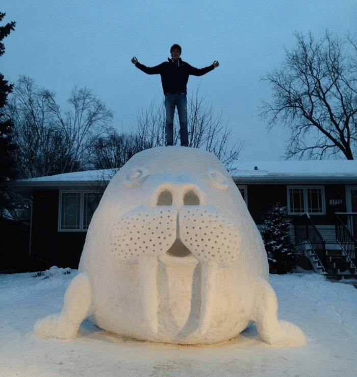 Самые впечатляющие снежные скульптуры во дворе