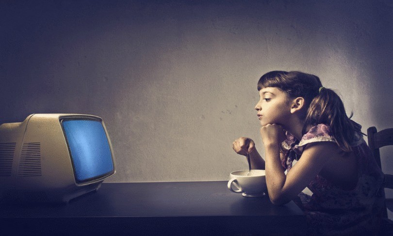 Чем дольше ребенок сидит перед телевизором, тем хуже его успехи