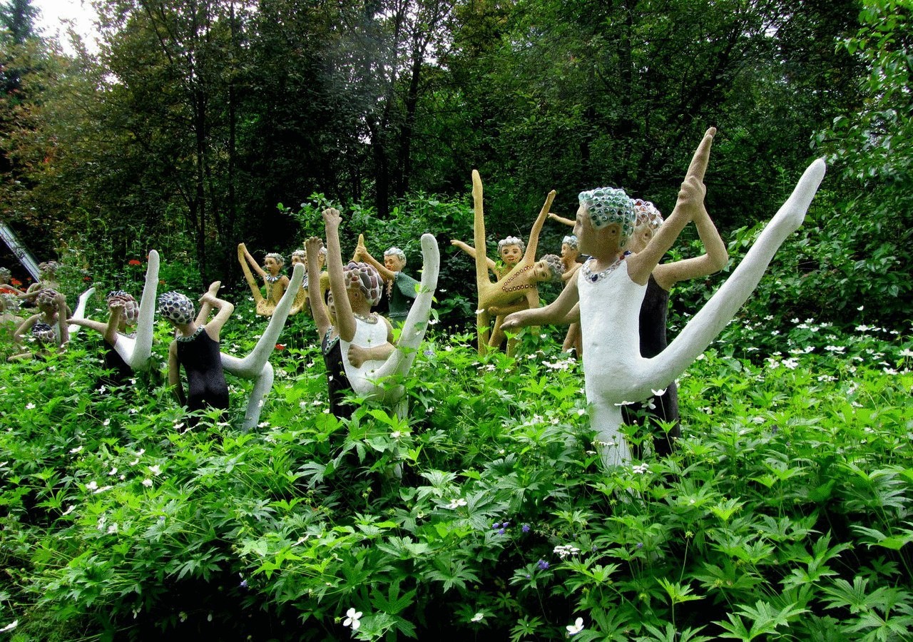 Парк со скульптурами любящими йогу