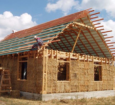 Реальные недостатки и риски при строительстве соломенного дома
