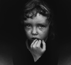 Потерянный ребенок: Глаза за занавесками