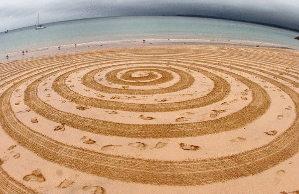 Рисунки на песке от британского художника Тони