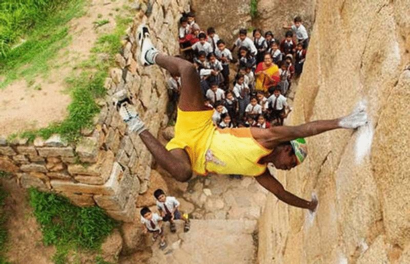 Невероятные акробатические трюки из Индии