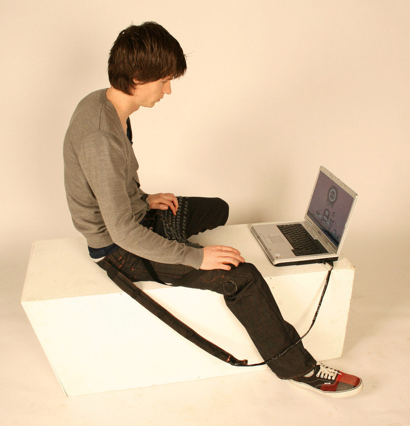 Созданы уникальные штаны со встроенной клавиатурой 