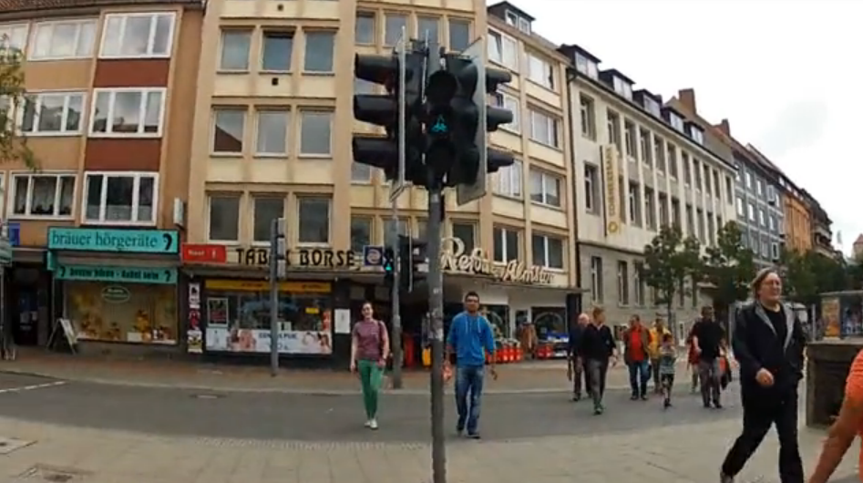 В Германии, на перекрестках, установили развлечение для пешеходов 