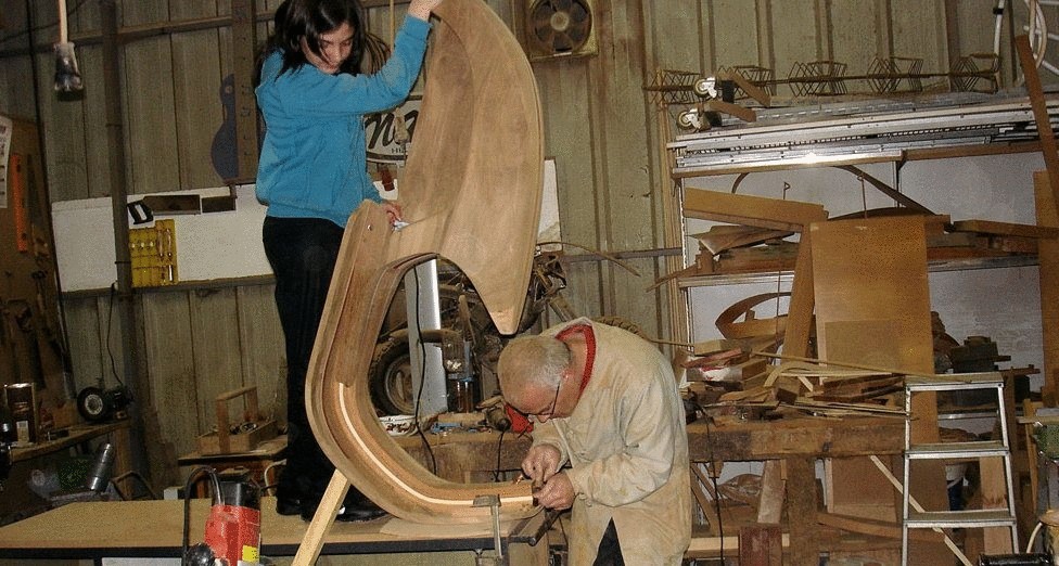 Португальский плотник сделал деревянный скутер