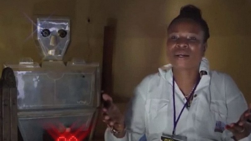 Женщина решила транспортные проблемы в Конго с помощью робота