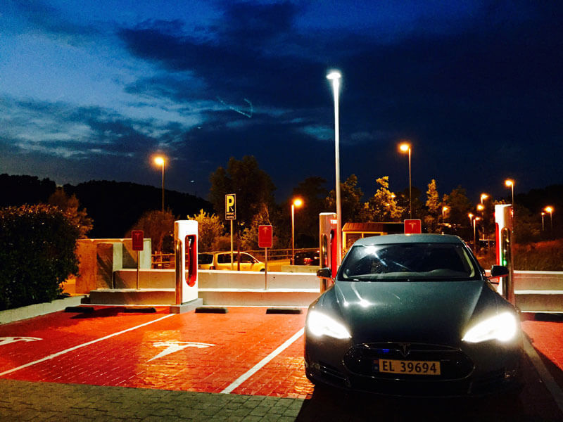 В Испании открылась первая зарядная станция Supercharger