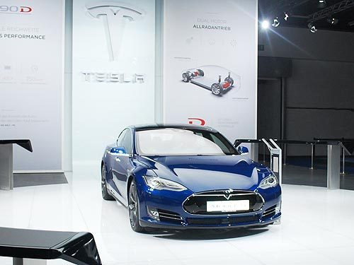 Tesla продемонстрировала во Франкфурте мощный электрокар Model S P90D