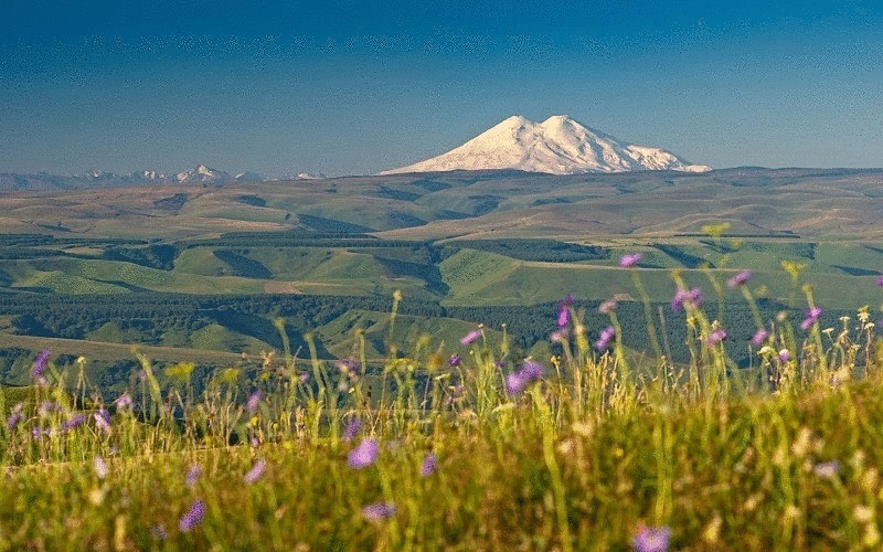 Эльбрус - самая высокая гора России 