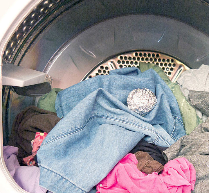 Узнайте зачем бросать в стиральную машину шарики из фольги