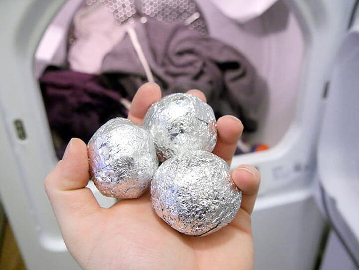 Узнайте зачем бросать в стиральную машину шарики из фольги