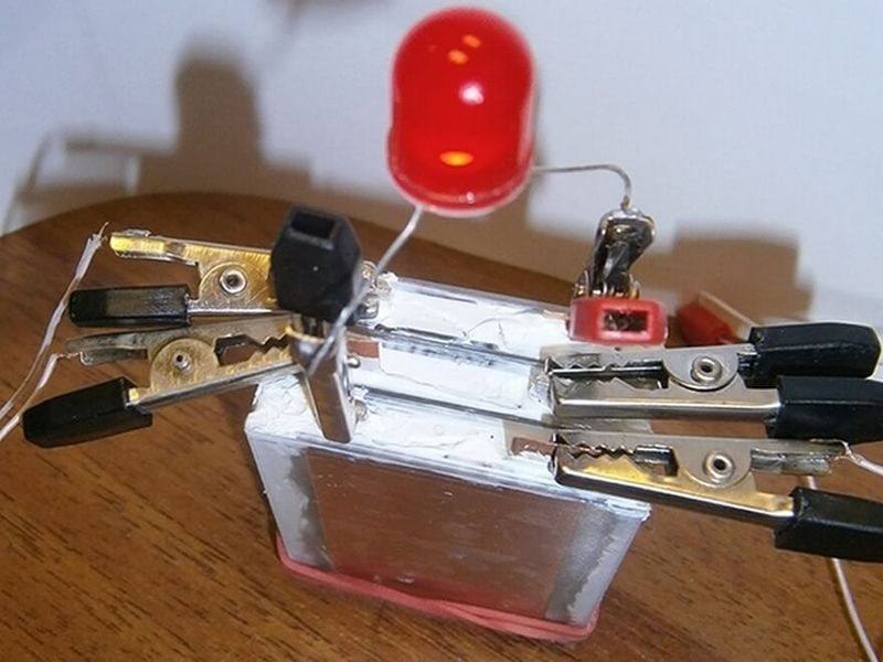Ученые создали батарейку, которая работает 12 лет