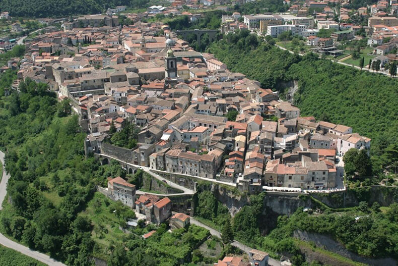 Сант-Агата-де-Готи – итальянская коммуна с атмосферой средневековья
