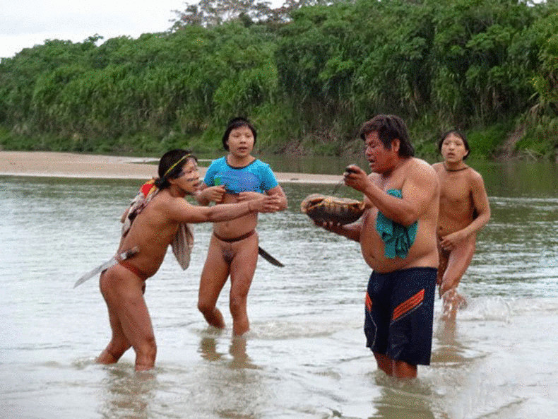 Находящееся в изоляции племя Амазонки, вышло к людям +видео