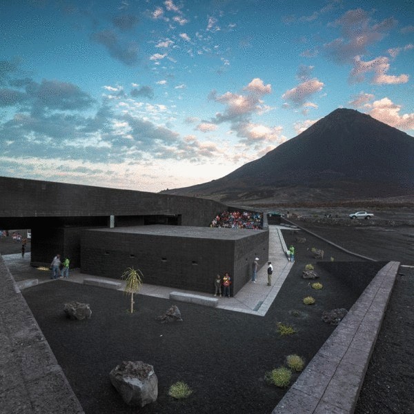 Темно-матовый офис для вулканического парка