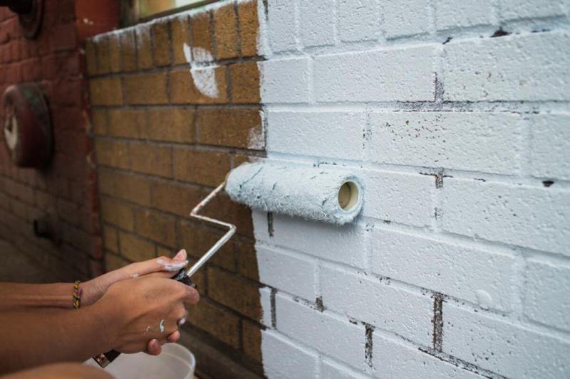 Как покрасить кирпичную стену без штукатурки: цель, способы и выбор краски