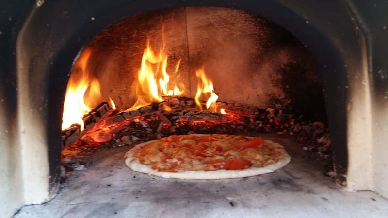Печь для пиццы на участке: особенности и примеры