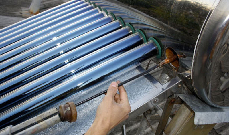 Монтаж вакуумного солнечного коллектора с выносным накопительным баком