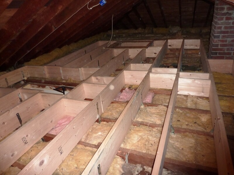 Звукоизоляция деревянных перекрытий в каркасном доме: стяжка, прокалённый песок, двойной потолок