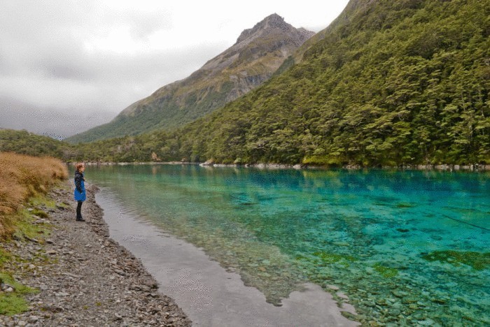 Великолепное голубое озеро в Новой Зеландии.