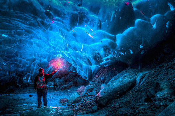 Потрясающие ледяные пещеры Аляски на фото Ron Gil