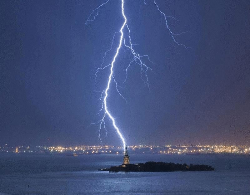 lightning-strikes-statue-of-liberty-perfect-timing