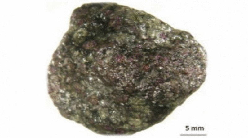 В России найден уникальный камень, который содержит в себе 30.000 алмазов