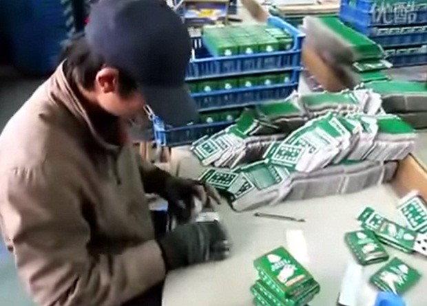 Как упаковывают игральные карты на китайской фабрике (видео)