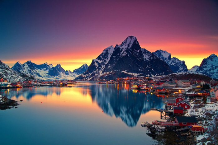 Необычайно красивый закат на фоне норвежских гор.
