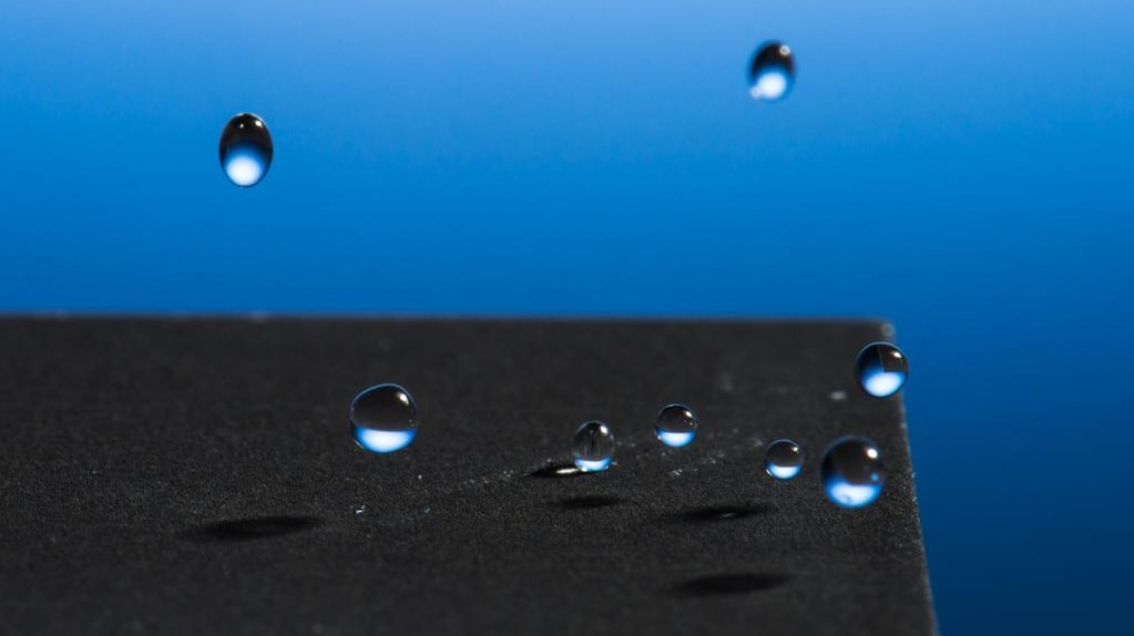 Новый гидрофобный металл превращает капли воды в резиновые мячики