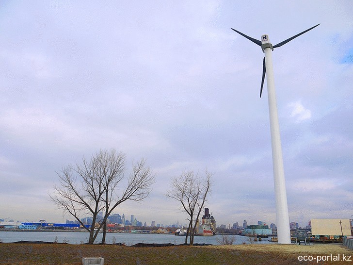 На Бруклинской набережной появилась первая крупномасштабная ветровая турбина.