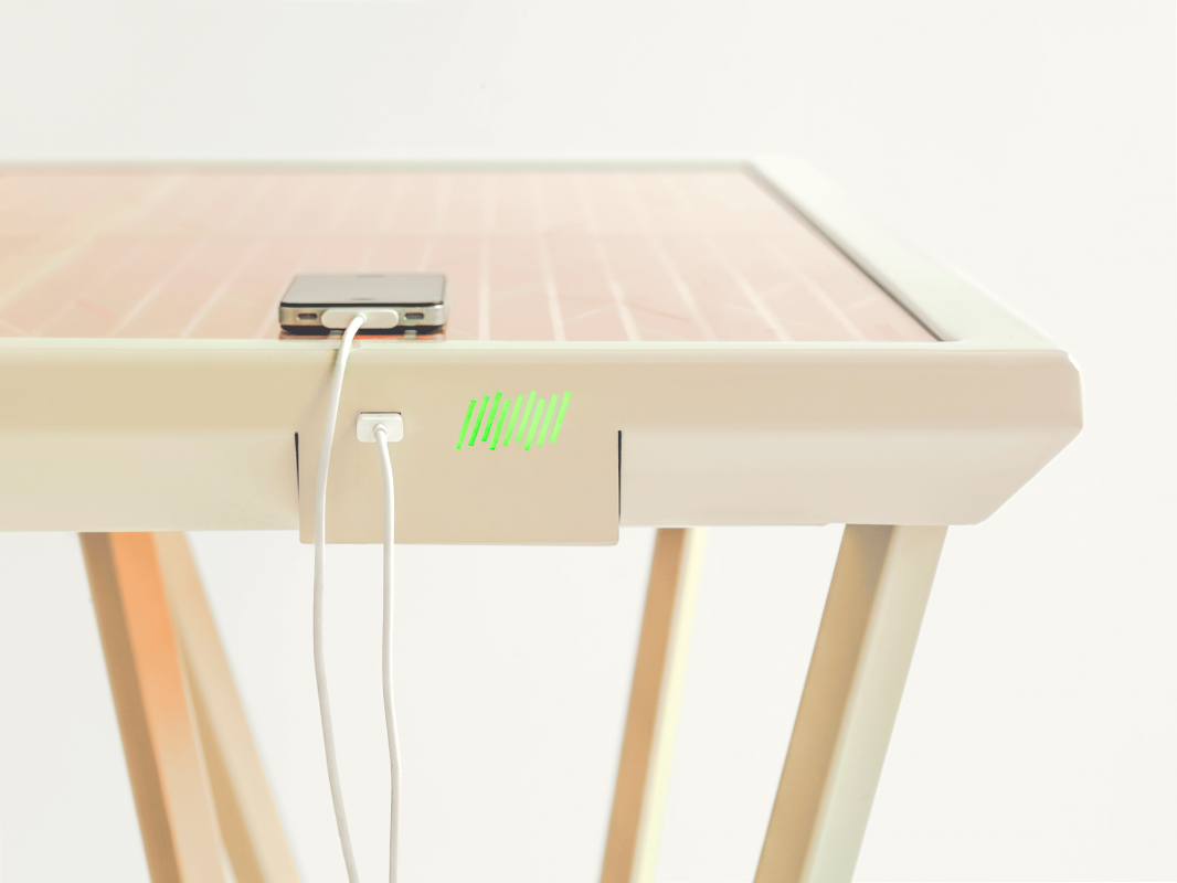 Инновация для гаджетов: стол на солнечных батареях 