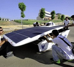 Иранские студенты готовят автомобиль к солнечной гонке
