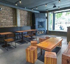 Деревянный интерьер для кафе из утилизированного дерева 