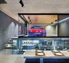 Экстравагантное решение—автомобиль в гостиной