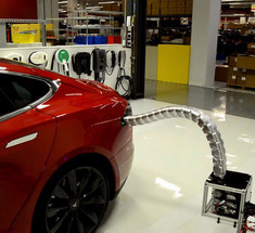 Tesla показала прототип роботизированной зарядки для электомобилей