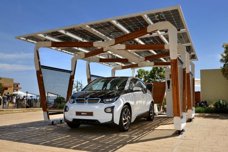 Солнце заряжает электромобили BMW