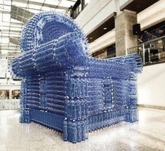 Гигантское кресло из пластиковых бутылок
