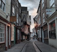 Старая средневековая улица Шемблс
