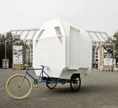 Пластиковый дом на велосипедный колесах