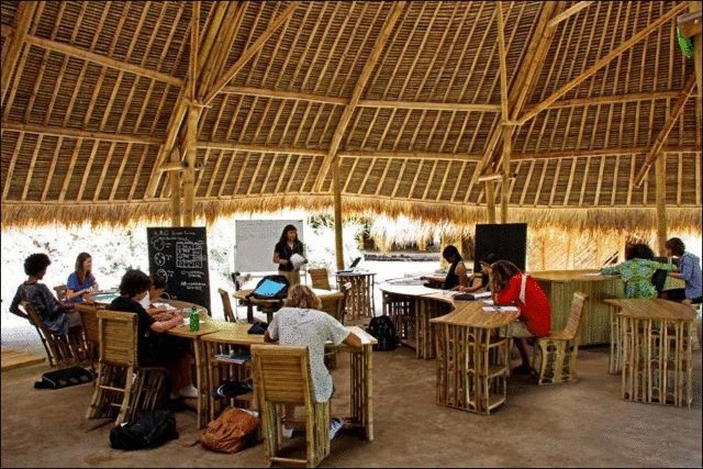 Зеленая школа из бамбука на Бали