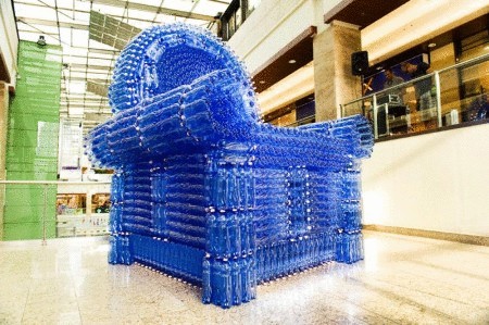 Гигантское кресло из пластиковых бутылок