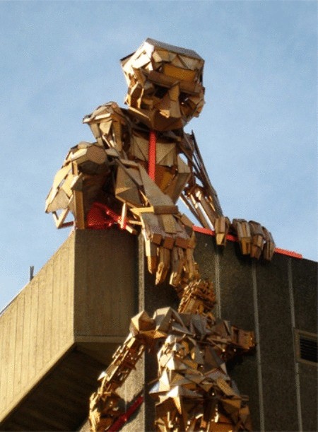 Гигантские фигуры на зданиях Лондона