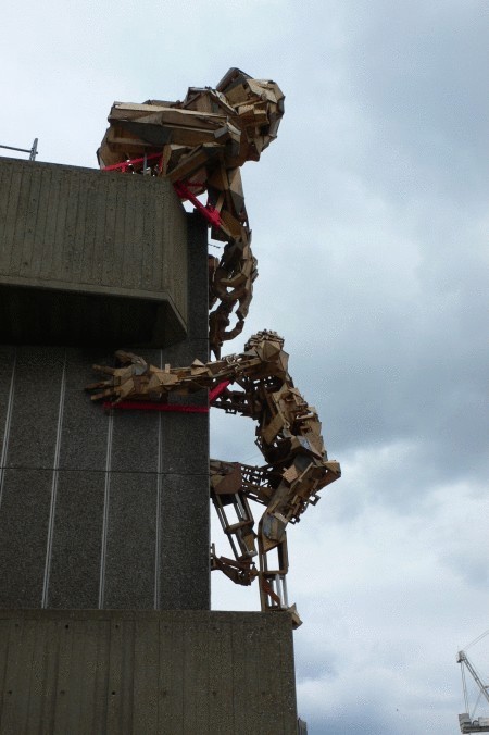 Гигантские фигуры на зданиях Лондона