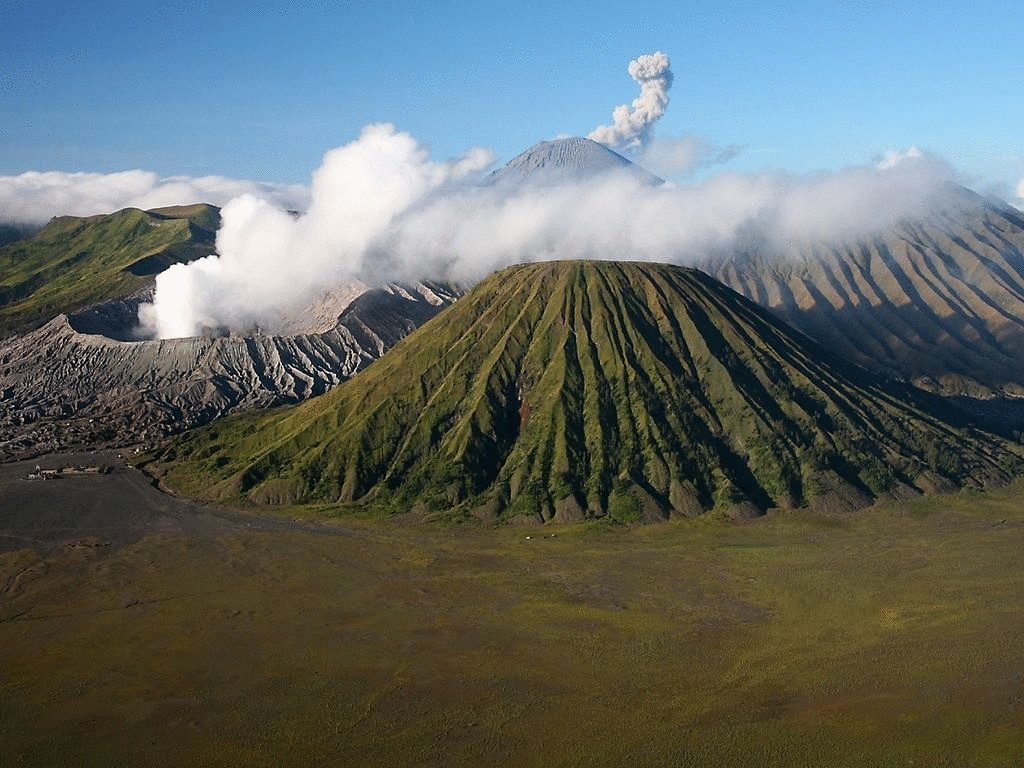 Действующий вулкан Бромо на острове Ява