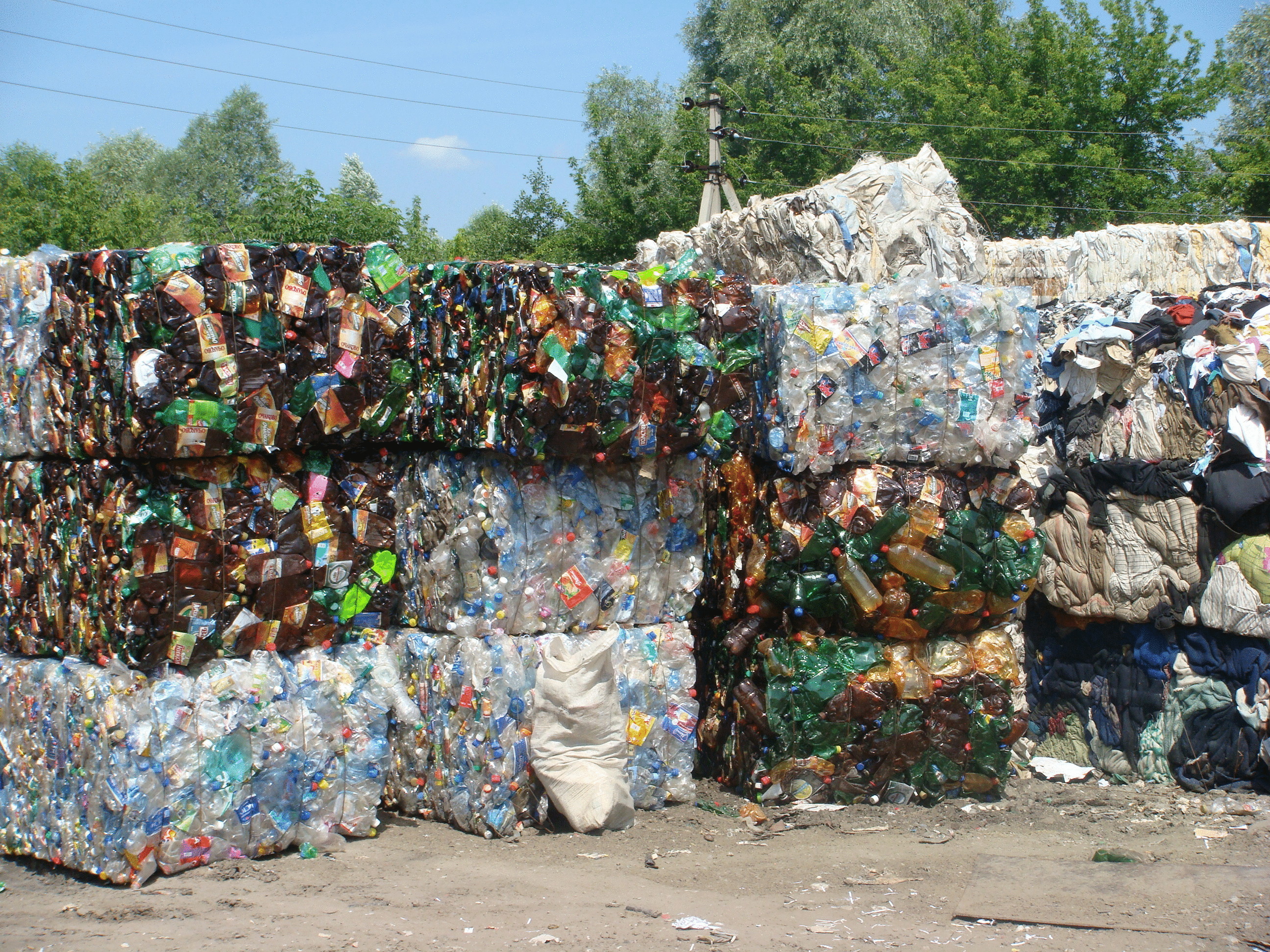 Втор купить. Складирование мусора. Прессованный пластик вторсырье. Утилизация макулатуры. Переработка мусора и отходов.