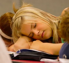Ученые— хроническое недосыпание  у детей вызвано ранним подъемом в школу
