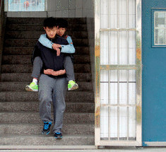 Китайский школьник каждый день носит на занятия своего одноклассника-инвалида